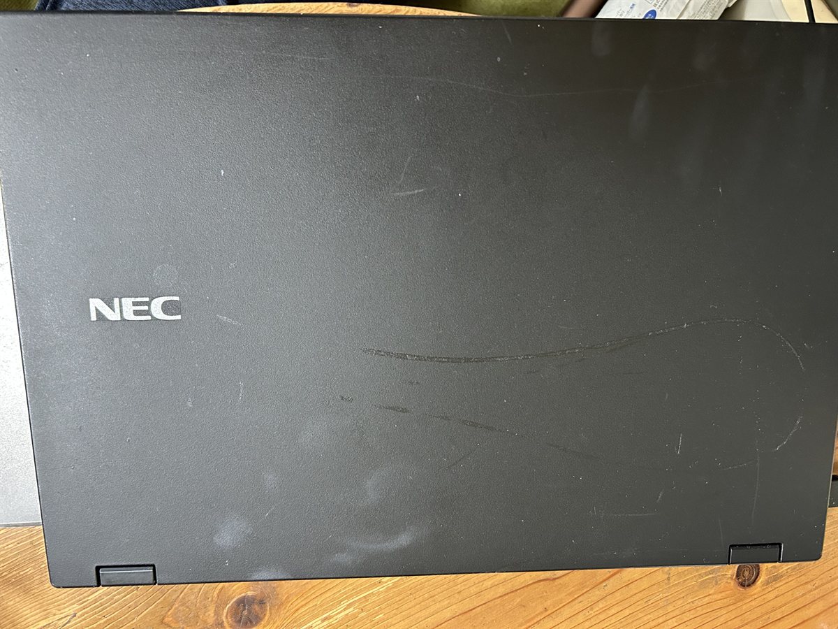 Amazon整備済み品として届いたNEC VK23の天板。曲線状の傷とこすれ跡が見える