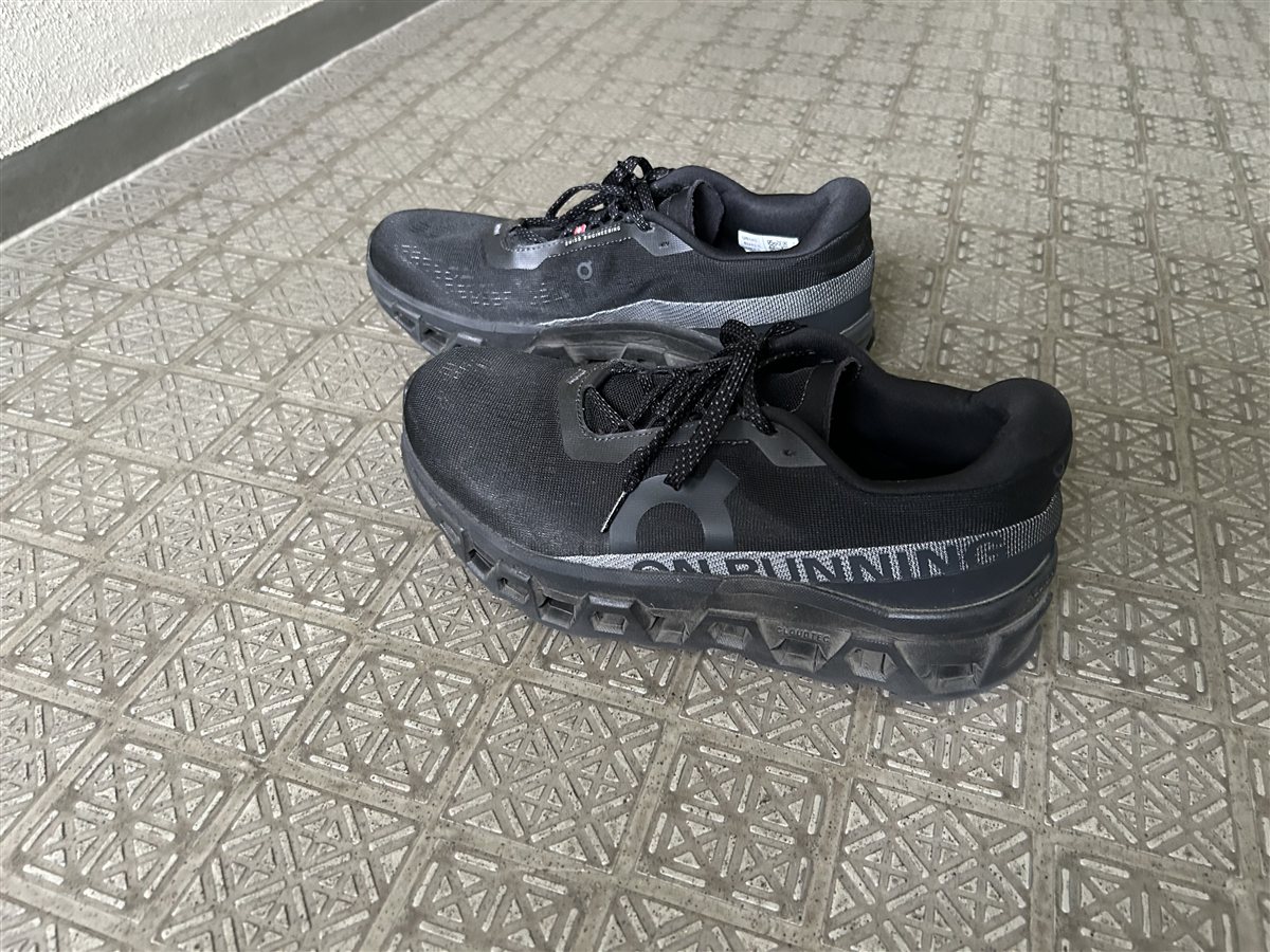Onクラウドモンスター2の黒。側面にON RUNNING、ソールにCLOUDTECの文字が見える