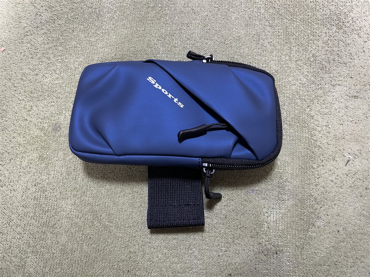 fogmanの青いランニング用アームバンド。面ファスナーのベルトがついている