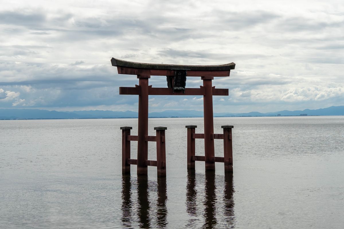 白髭神社の鳥居のイメージ写真(フリー素材)