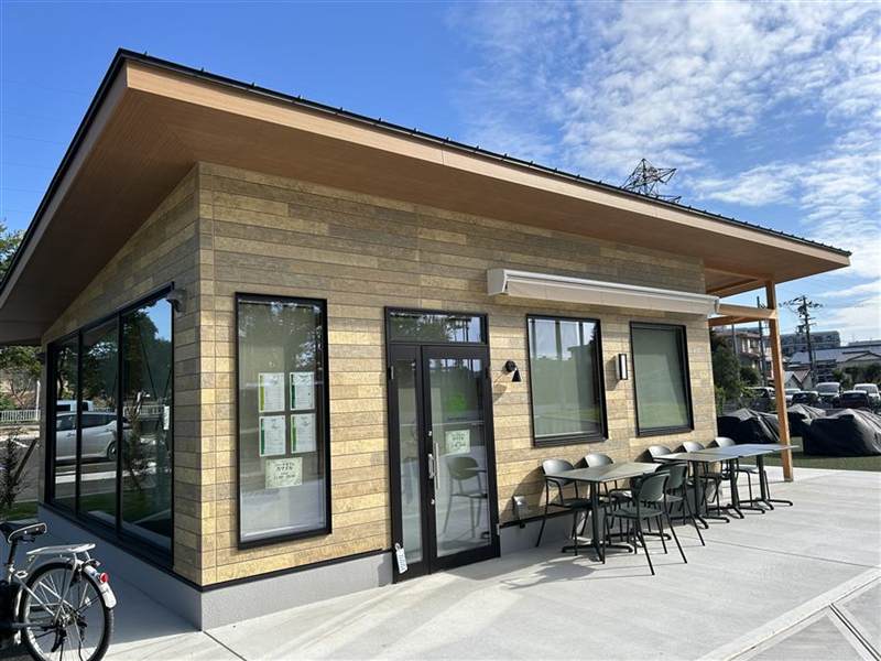 中の島公園の Park Cafe Smile の外観。木造でテラス席がある