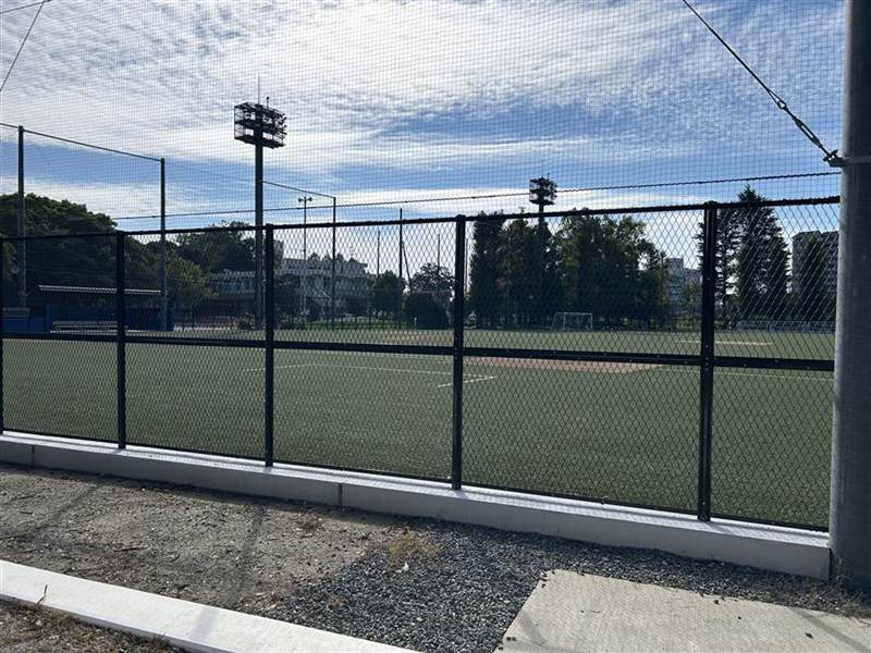 中の島公園のグラウンド。ナイター照明がある