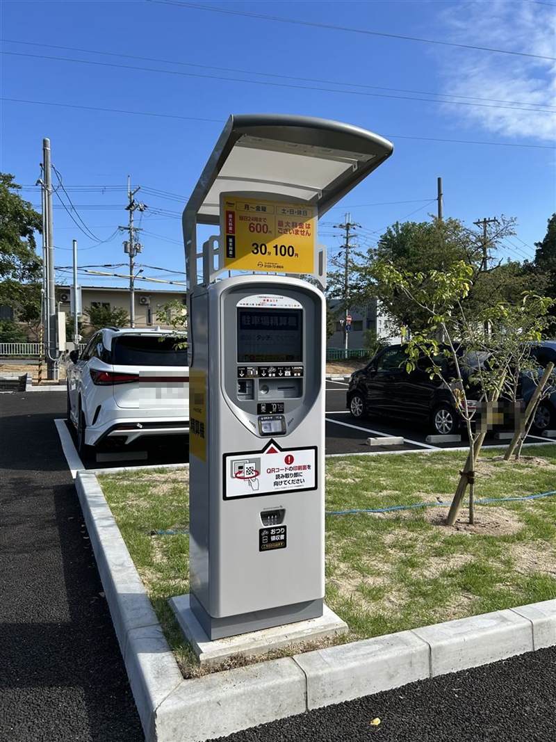 中の島公園の駐車場精算機。30分100円と書かれている
