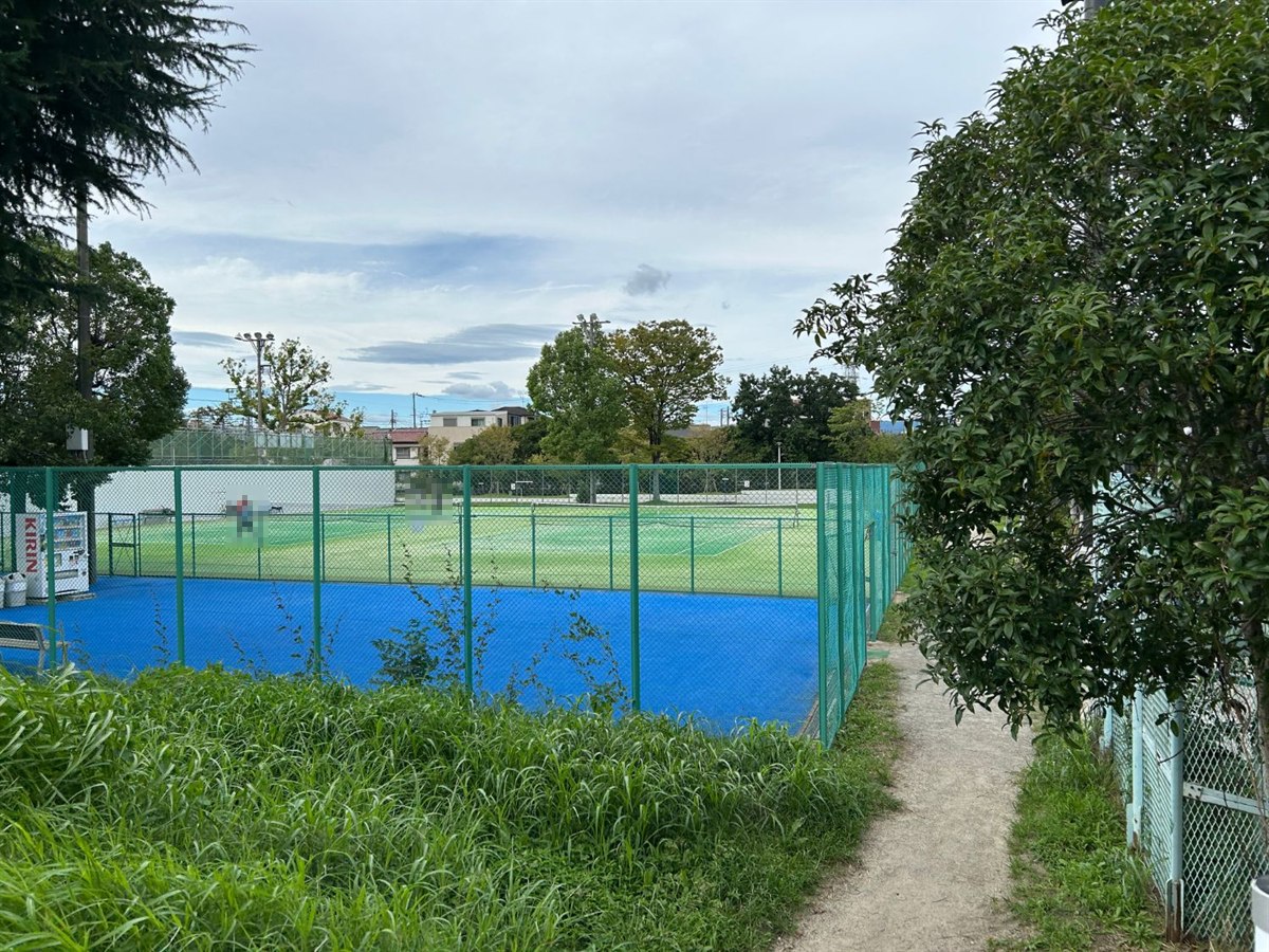 この日プレーした中の島公園のテニスコートを、フェンスの外から見たところ