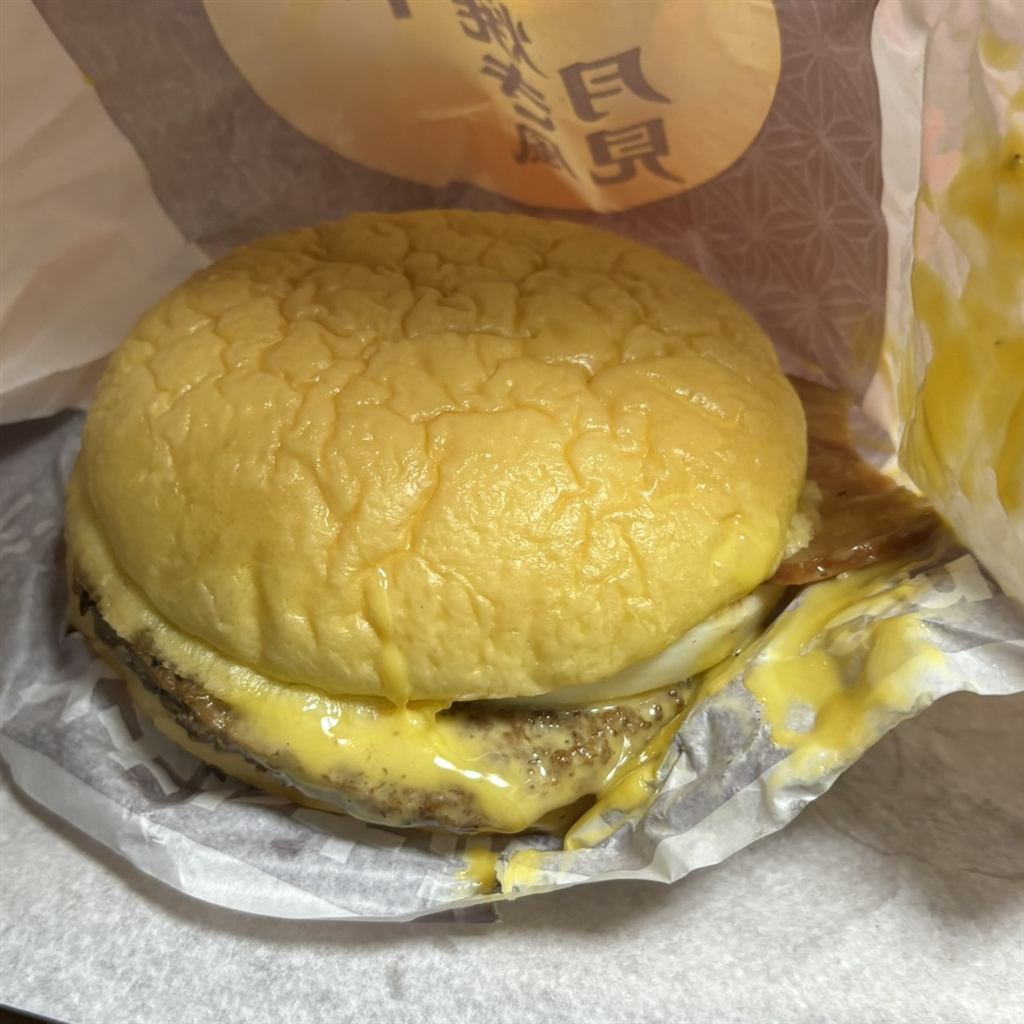炙り牛すき焼き月見風。チーズと卵がのぞいているところ