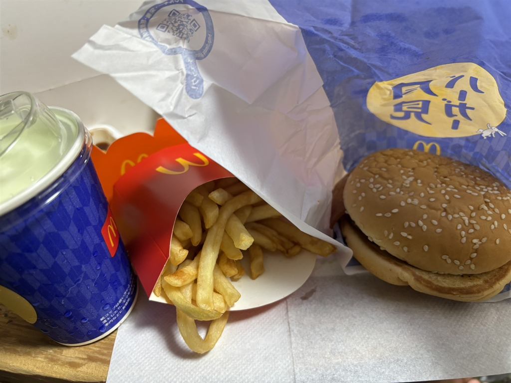 月見の紙袋・ポテト・月見マックシェイクが並んだセット