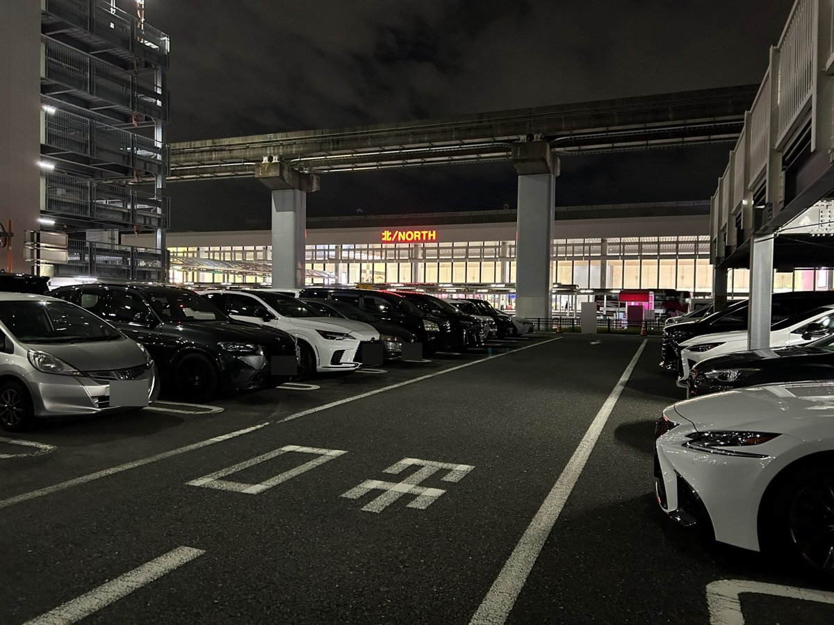 夜の駐車場から見た伊丹空港 北ターミナル(ナンバーはぼかしています)