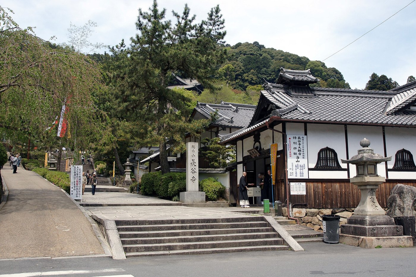 長谷寺の境内。参道と石段、建物