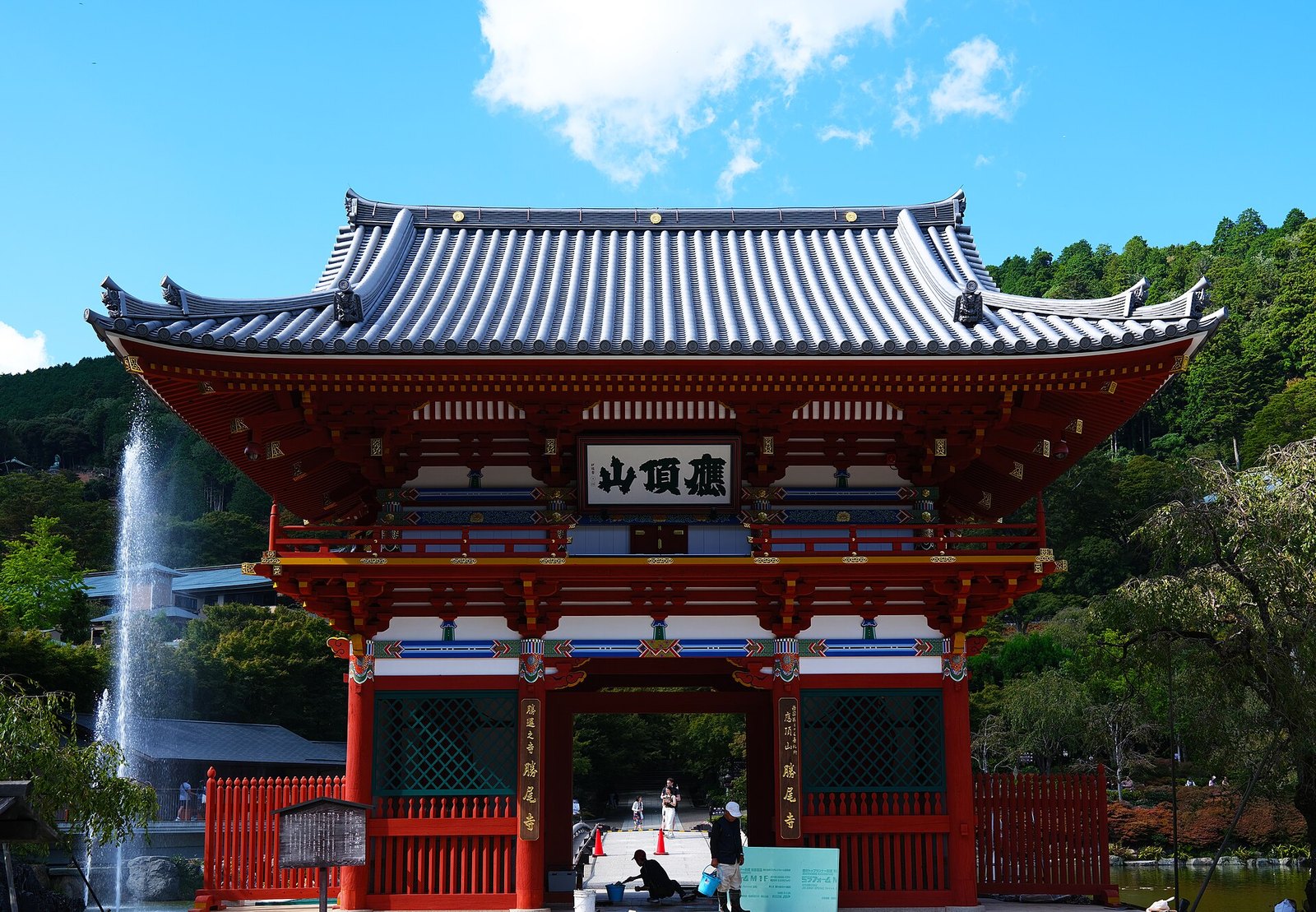 勝尾寺の山門。赤い門と瓦屋根