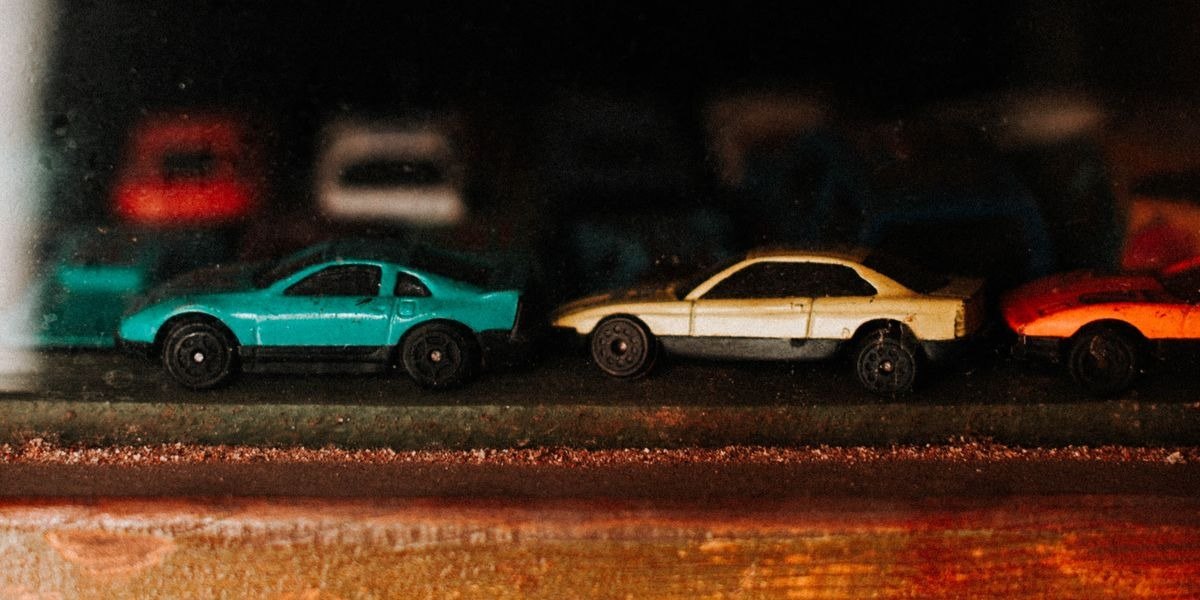 棚に並んだミニカーのイメージ写真