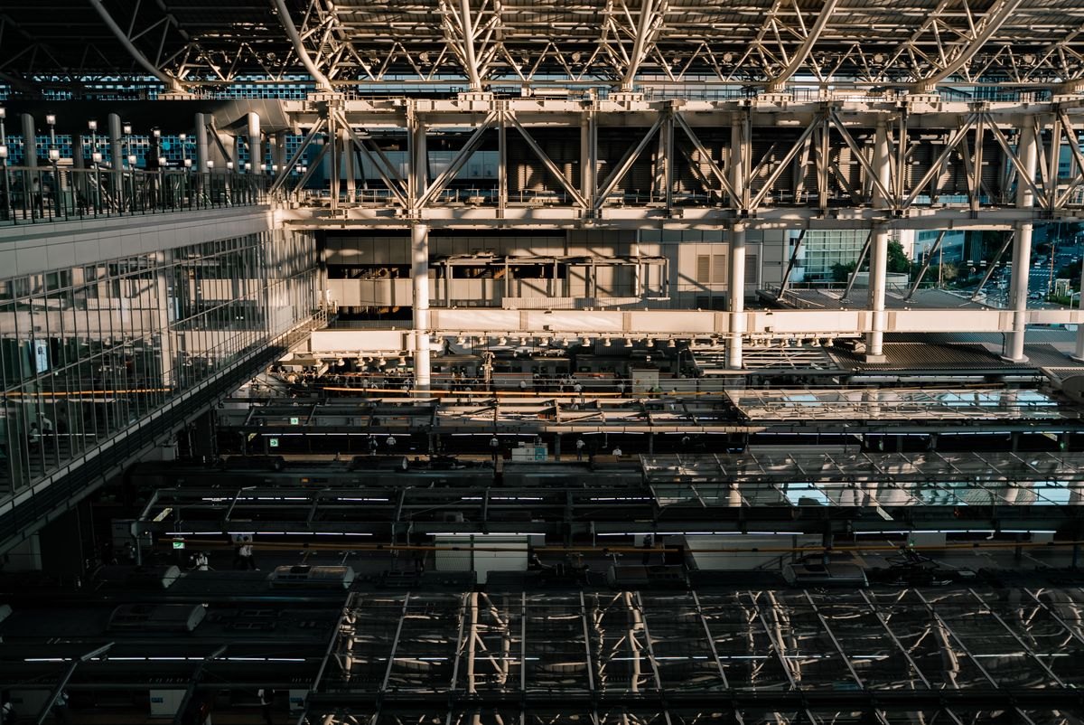 大阪駅の大屋根とホームを上から見たイメージ写真