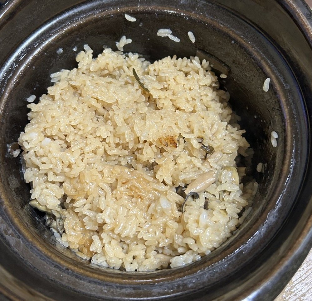 炊き上がった土鍋の中の牡蠣ご飯