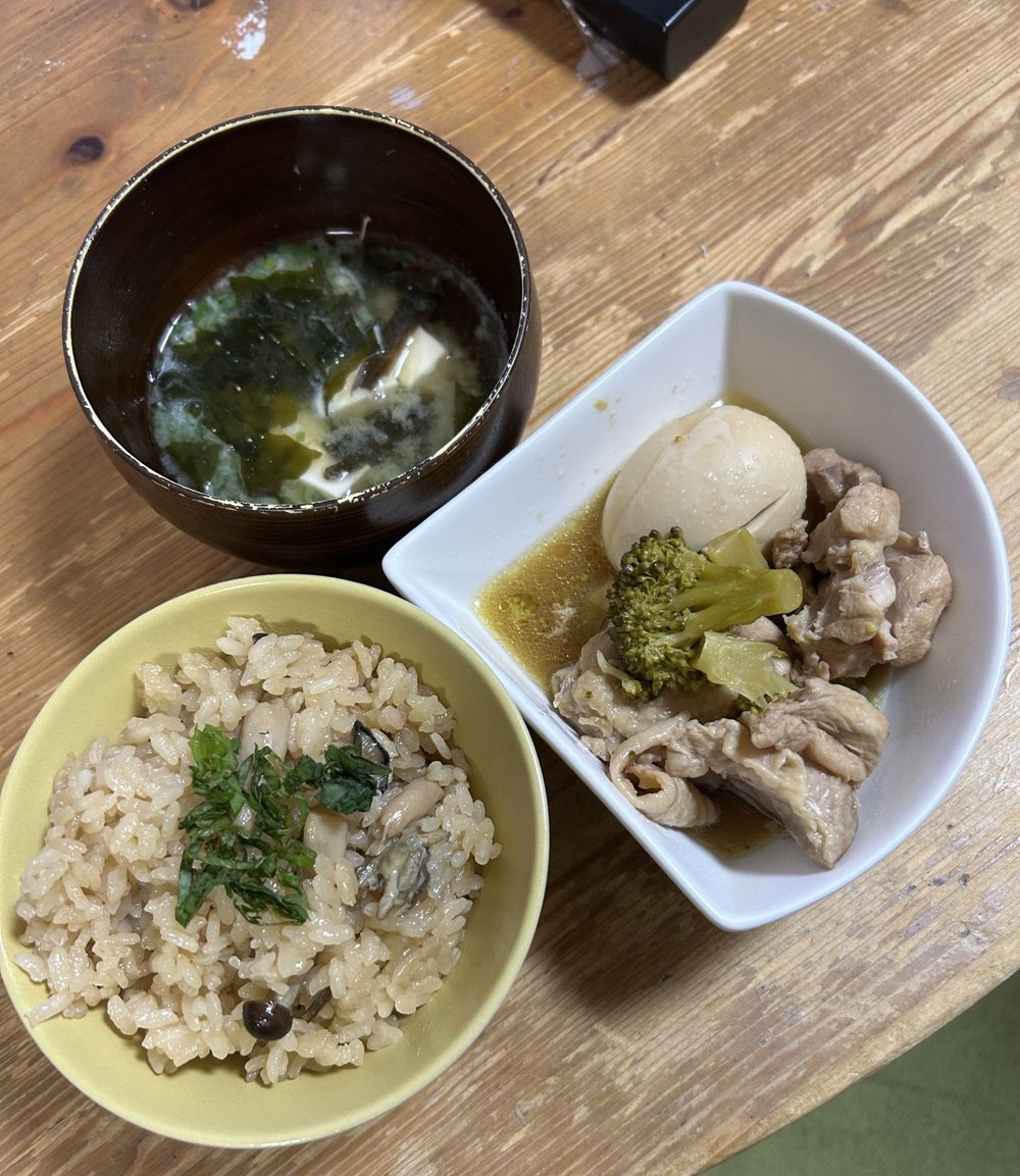 牡蠣ご飯と、味噌汁、煮物の食卓